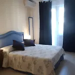 La Perla Di לינה וארוחת בוקר 4*