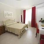 לינה וארוחת בוקר La Perla Di 4*